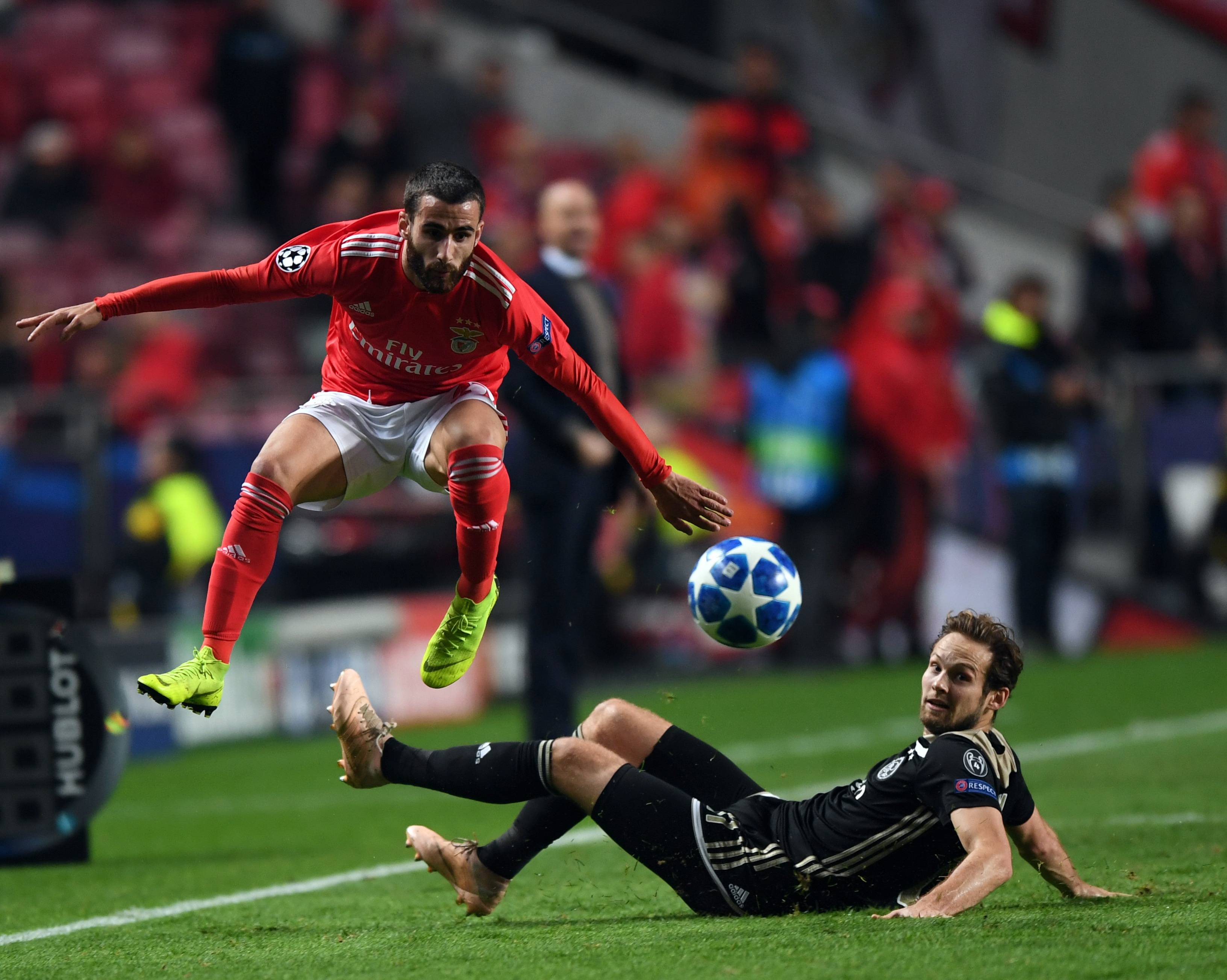 雷火电竞下载-西甲劲旅险胜阿贾克斯，巴塞罗那欧冠出线梦想暗淡的简单介绍