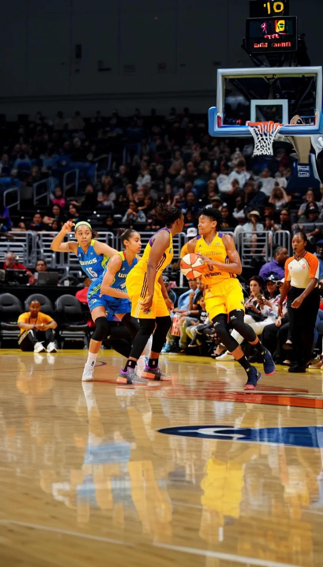 汹涌澎湃!比赛中球员们迸发出火花 汹涌澎湃!比赛中球员们迸发出火花