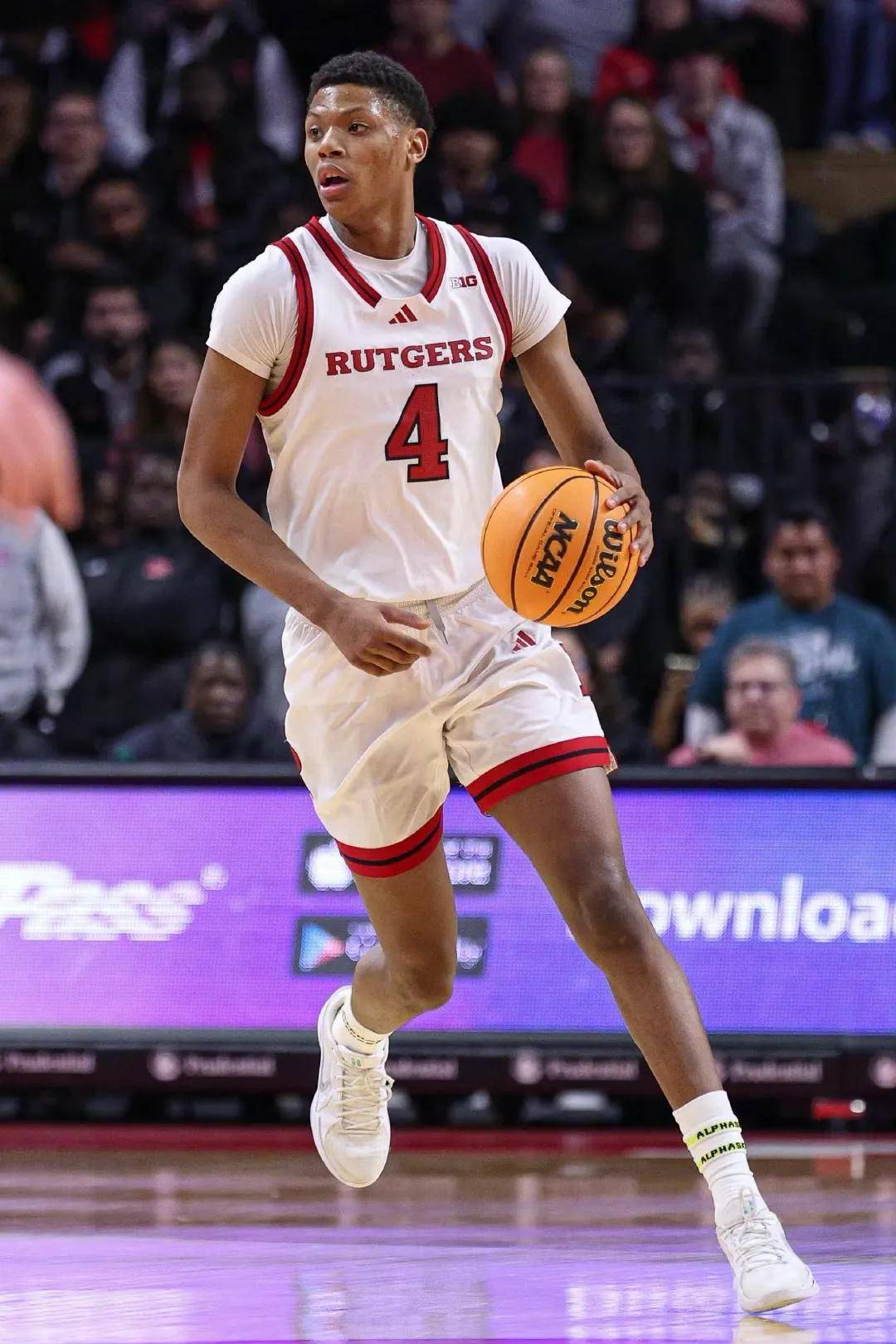 篮球联赛中一位年轻新秀迎来事业巅峰 篮球联赛中一位年轻新秀迎来事业巅峰