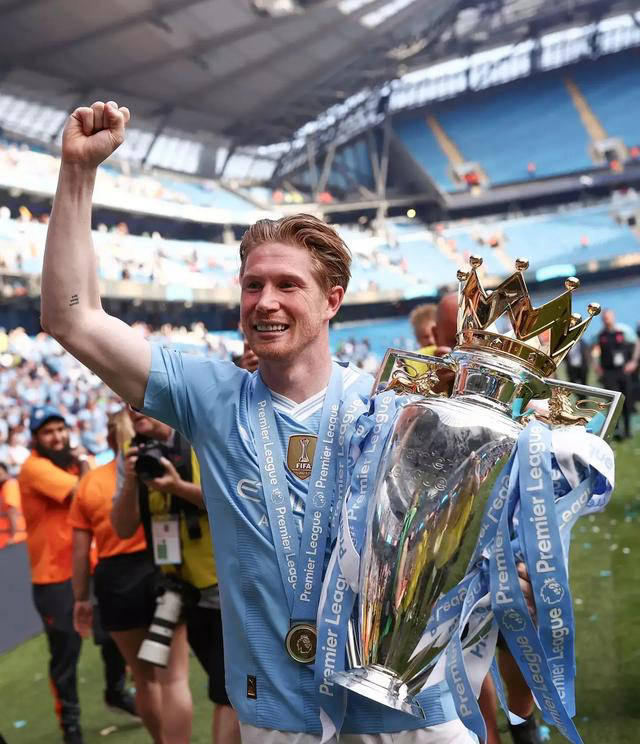 曼城队员表现优异,赢得球迷赞誉 曼城队员表现优异,赢得球迷赞誉