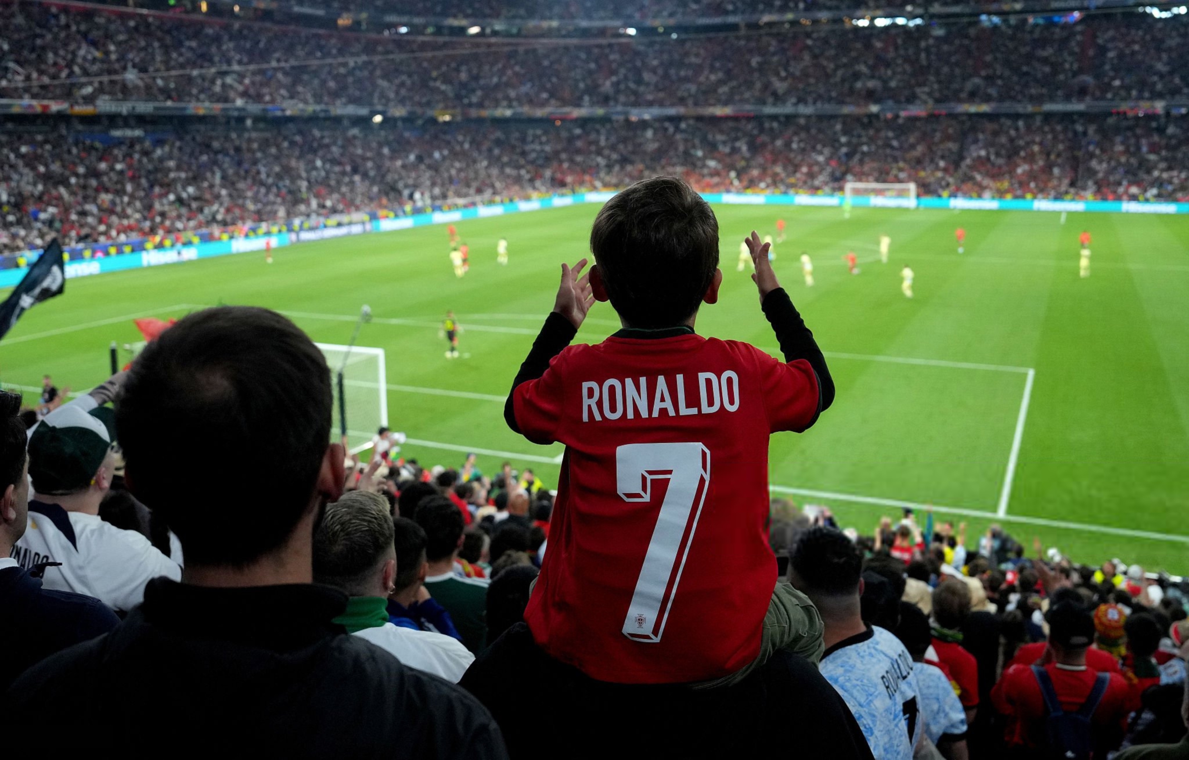 雷火电竞下载-葡萄牙球王失落，欧锦赛前途未卜的简单介绍