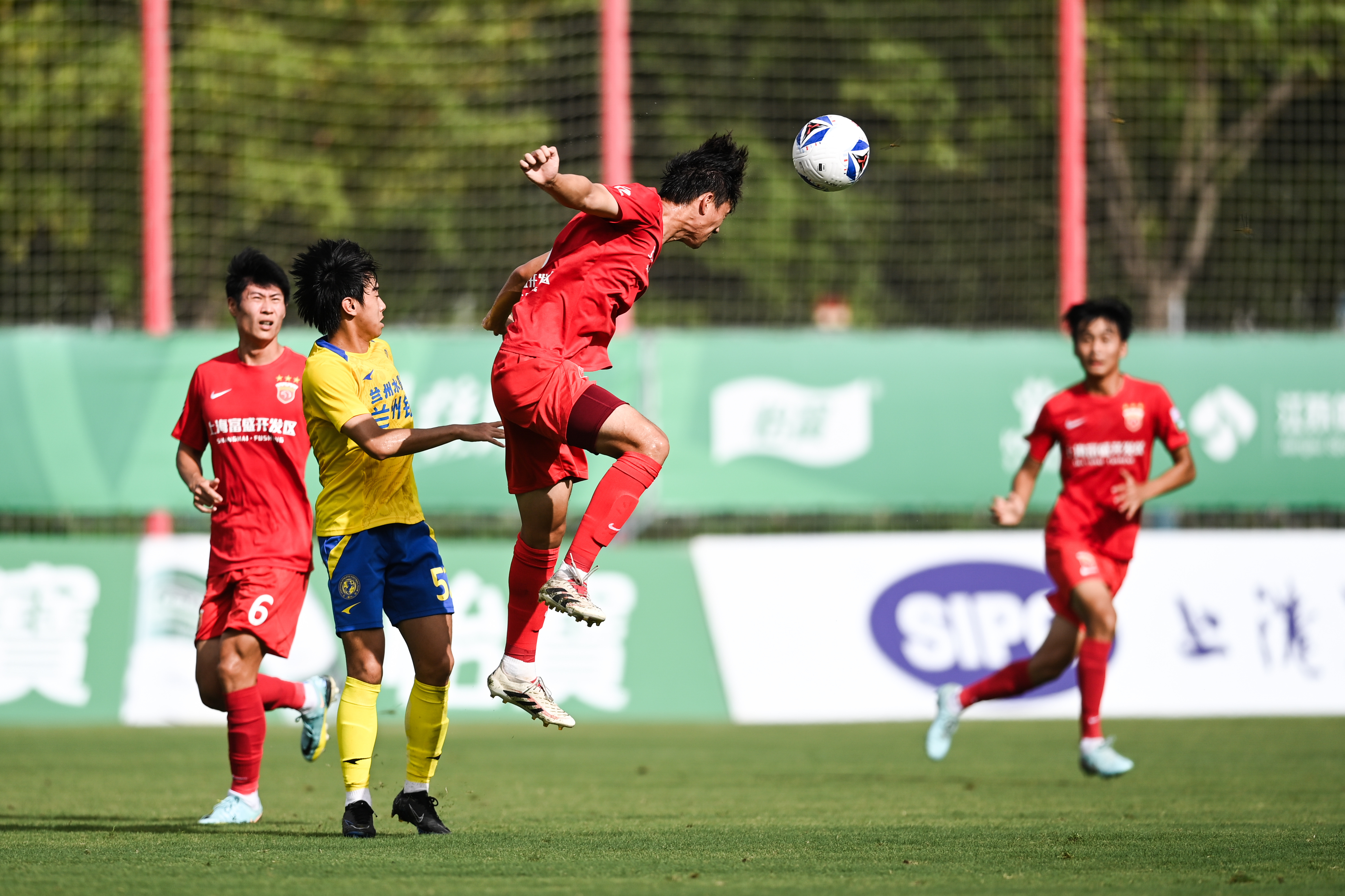 雷火电竞网站-足球场上的风云变幻，观众为之沸腾